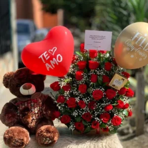 Arreglo floral con rosas, peluche, globos con helio y chocolates Ferrero Rocher