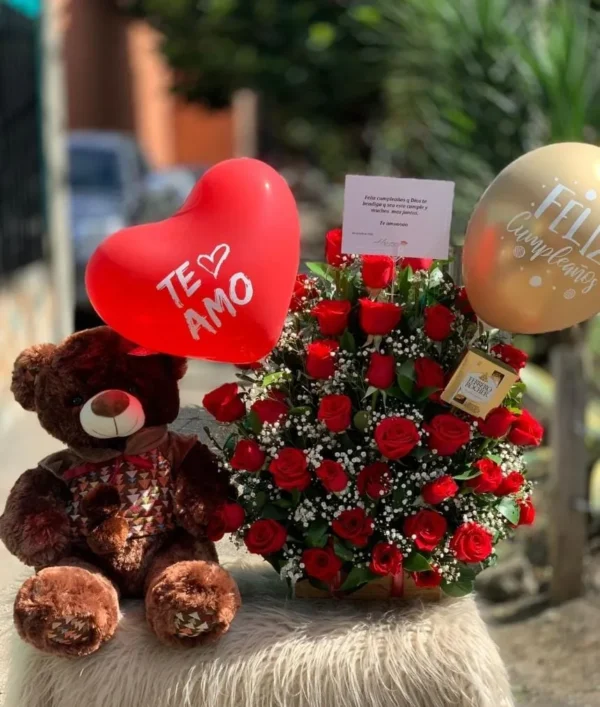 Arreglo floral con rosas, peluche, globos con helio y chocolates Ferrero Rocher