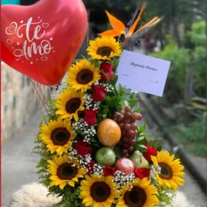 Arreglo floral en girasoles, rosas, frutas y globo con helio