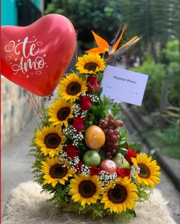 Arreglo floral en girasoles, rosas, frutas y globo con helio