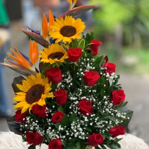 Arreglo floral en rosas, girasoles y aves del paraiso