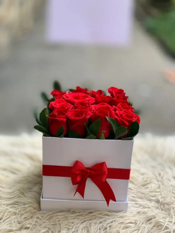 Caja con rosas rojas