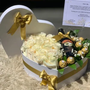 Caja Corazon con rosas, botella de Bailey's y chocolates Ferrero Rocher