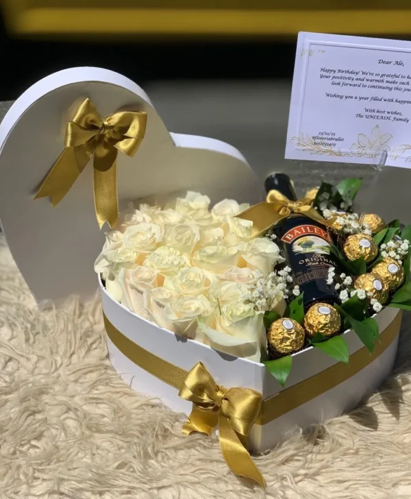 Caja Corazon con rosas, botella de Bailey's y chocolates Ferrero Rocher