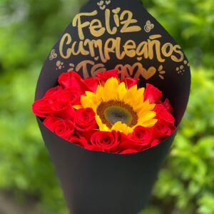 Bouquet de rosas con girasol