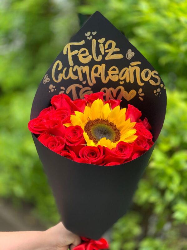 Bouquet de rosas con girasol