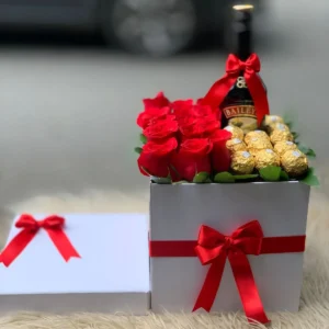 Caja con rosas, chocolates Ferrero Rocher y botella de Bailey's