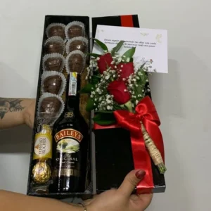 Caja con rosas, fresas con chocolate, chocolates Ferrero Rocher y botella de Bailey's