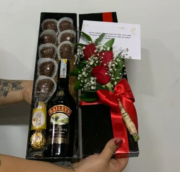 Caja con rosas, fresas con chocolate, chocolates Ferrero Rocher y botella de Bailey's