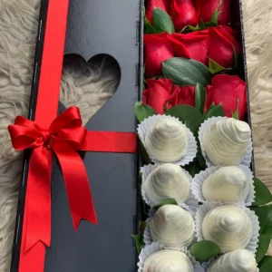 Caja con rosas y fresas con chocolate