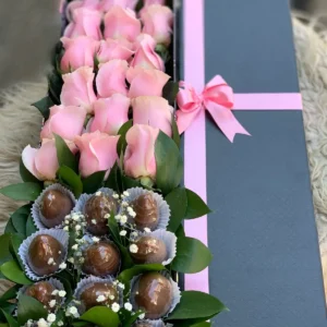 Caja con rosas y fresas con chocolate