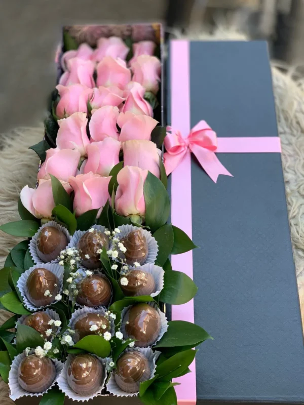 Caja con rosas y fresas con chocolate