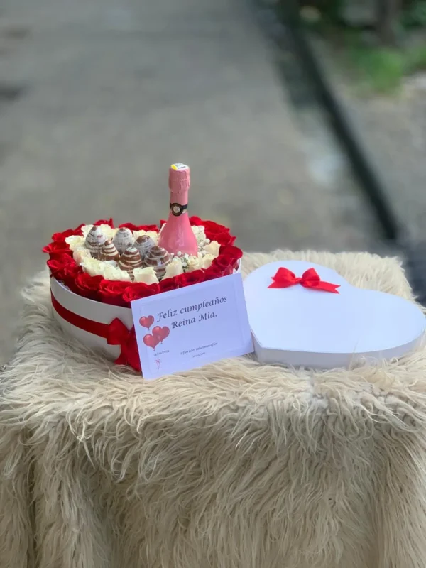 Caja Corazon con rosas, fresas con chocolate y botella JP Chenet