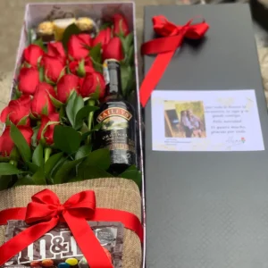 Caja con rosas, botella de Bailey's, chocolates Ferrero Rocher y m&m