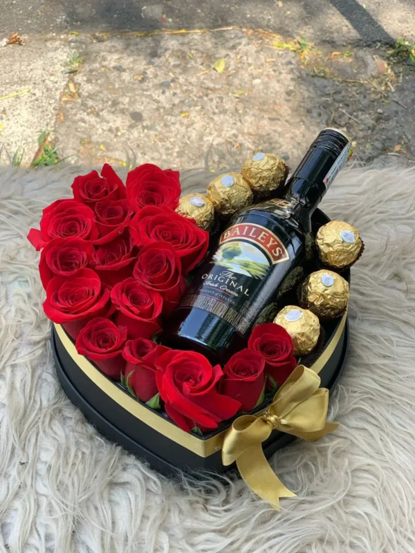 Caja Corazon con rosas, chocolates Ferrero Rocher y botella de Bailey's