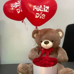 Cilindro en rosas con oso de peluche y globos con helio