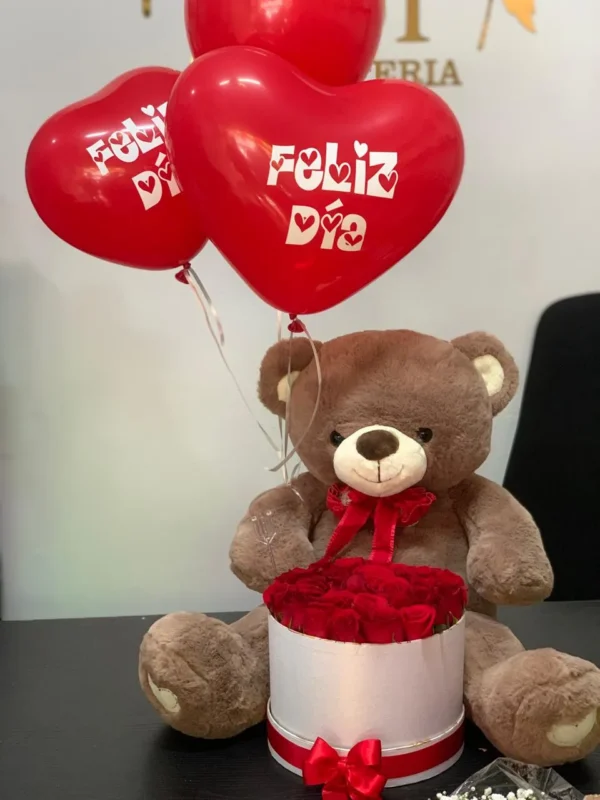 Cilindro en rosas con oso de peluche y globos con helio