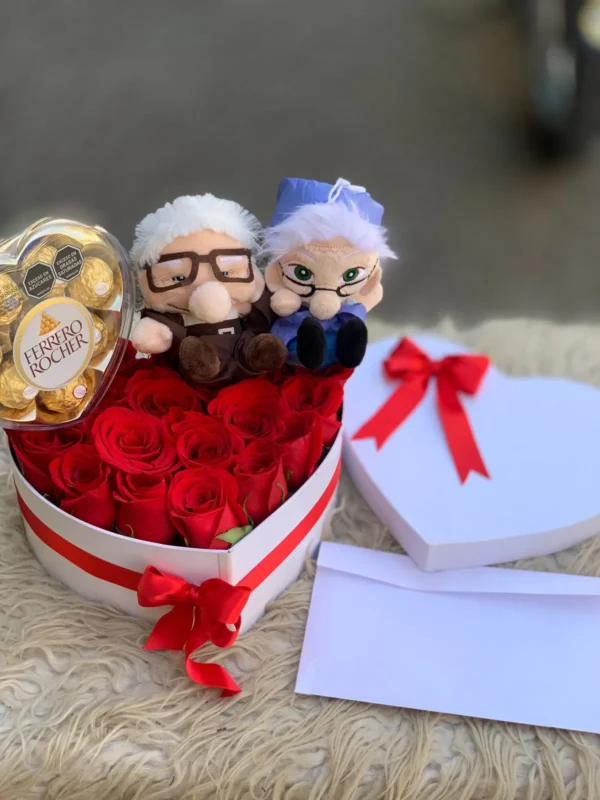 Caja corazon en rosas, con peluches de viejitos, y caja corazon Ferrero Rocher