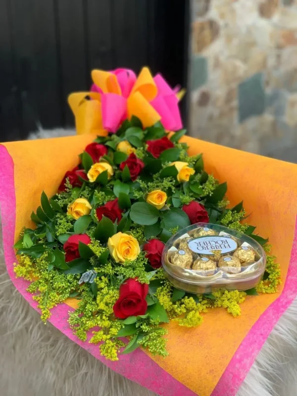 Ramillete de rosas surtidas con caja corazon Ferrero Rocher