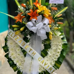 Corona funebre en fuyi y lirios